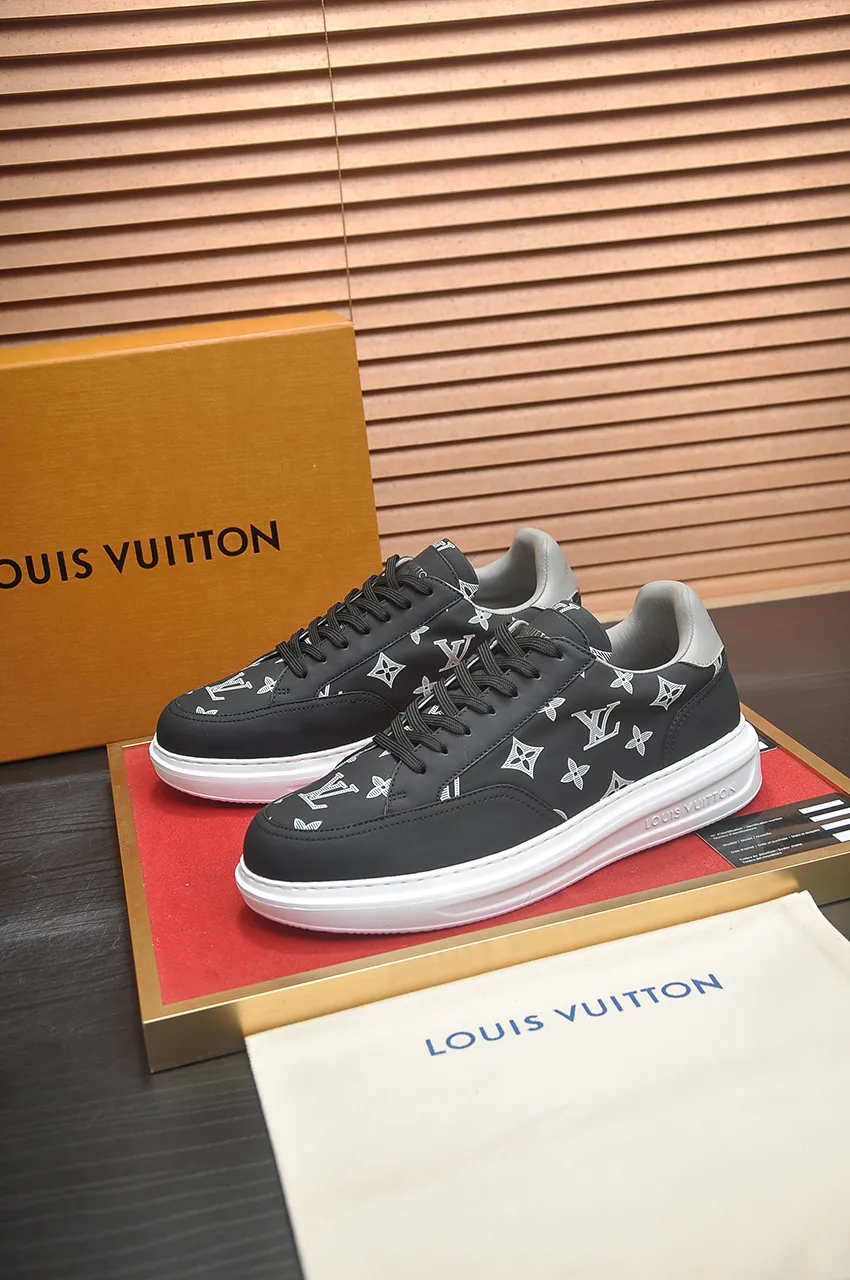Men's men's shoes 💰640💶Original development, quality shipping, welcome to compare - LV sneaker series sports shoes introduce the loose silhouette of the ready-to-wear series into the spring and summer men's wear shows and make an eye-catching appearance. The cow leather upper is combined with rough fabric laces, and colorful beading highlights the brand's classic elements. LV letters mark the tongue and Monogram floral outsole. Mixed materials Made of top-grain cowhide, thick shoelace design, large Monogram print on the side, mesh lining and cotton feet, the comfort is as extreme as ever, premium heritage, quality first, worth owning! Size: Men’s 38-45 (45 is custom-made and cannot be returned or exchanged)